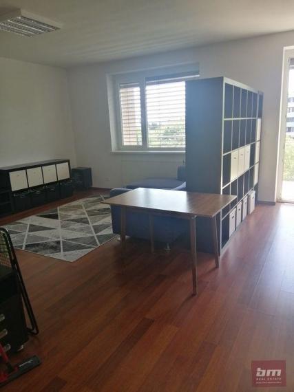 Prenájom slnečného 2 - izb. bytu s terasou a s 2 parkov. miestami na Klenovej ul.