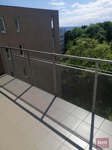 Prenájom slnečného 2 - izb. bytu s terasou a s 2 parkov. miestami na Klenovej ul.