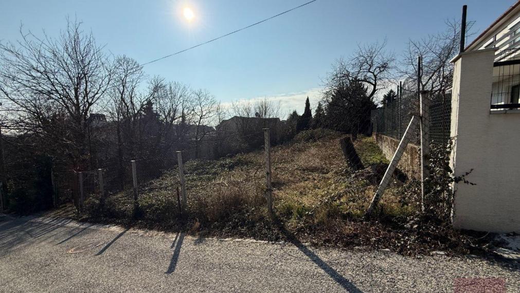 Predaj - krásny pozemok na Kolibe, 18x39 m