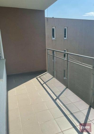 Prenájom 2 - izb. bytu s terasou a s 2 parkov. miestami na Klenovej ul.