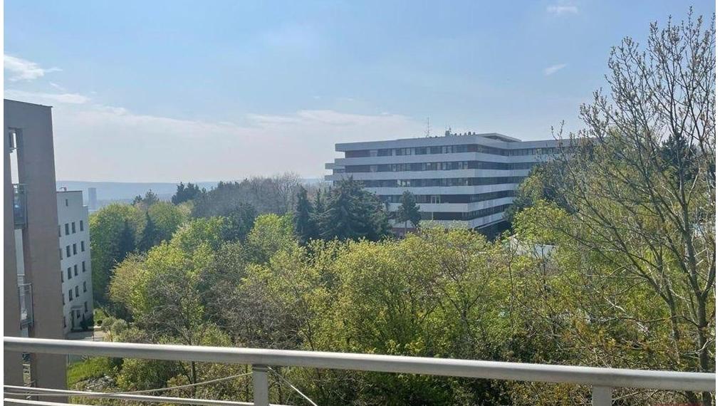 Prenájom 2 - izb. bytu s terasou a s 2 parkov. miestami na Klenovej ul.