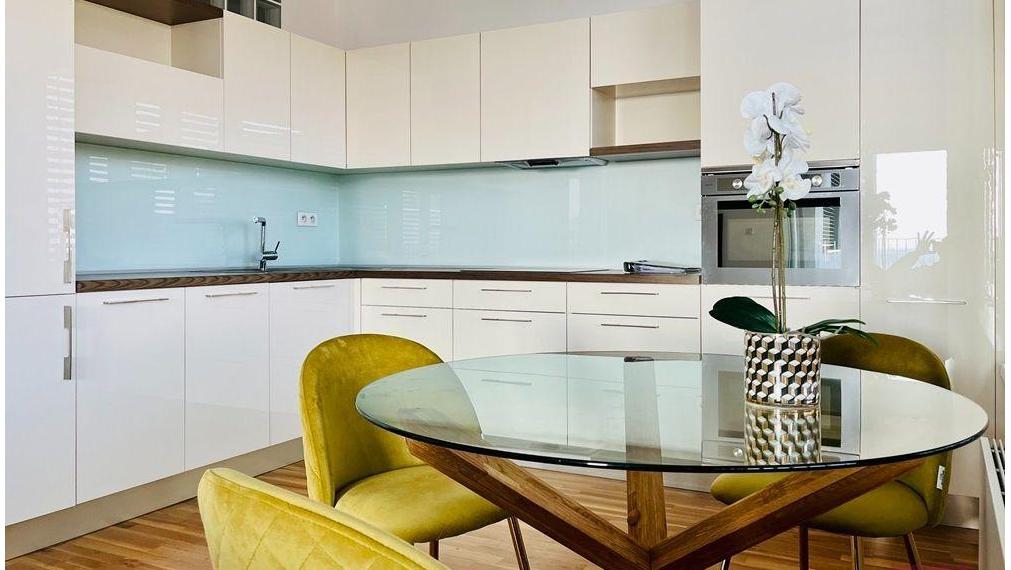 Prenájom 2 - izb. luxusného bytu s parkovaním v Karlovej Vsi - Staré Grunty