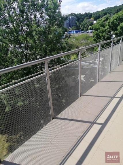 Prenájom slnečného 2 - izb. bytu s terasou a s 2 parkov. miestami na Klenovej ul.