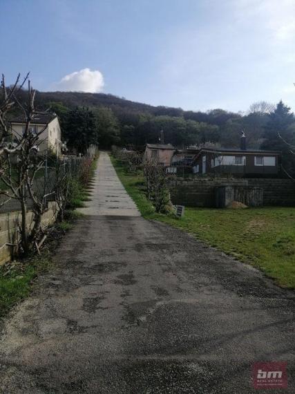 Predaj veľkorysého pozemku priamo pod lesom v Devínskej Novej Vsi - Vukovarská