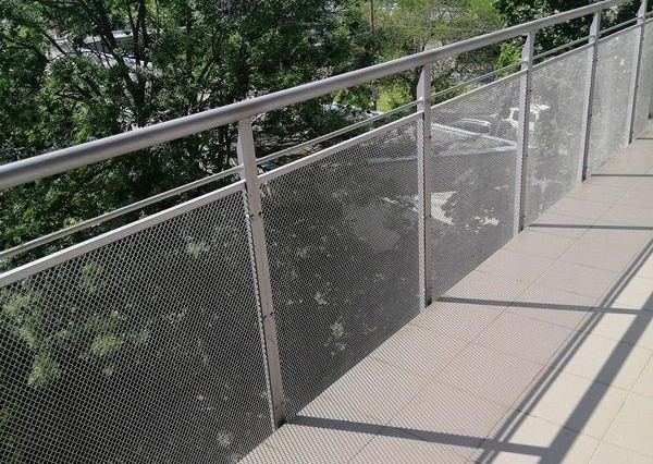 Prenájom slnečného 2 - izb. bytu s terasou a s 2 parkov. miestami na Klenovej ul.