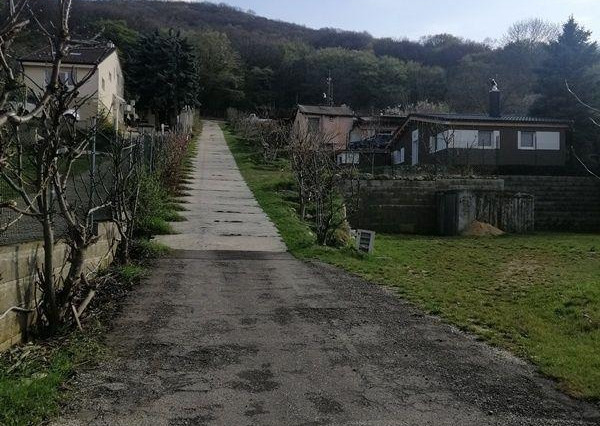 Predaj veľkorysého pozemku priamo pod lesom v Devínskej Novej Vsi - Vukovarská