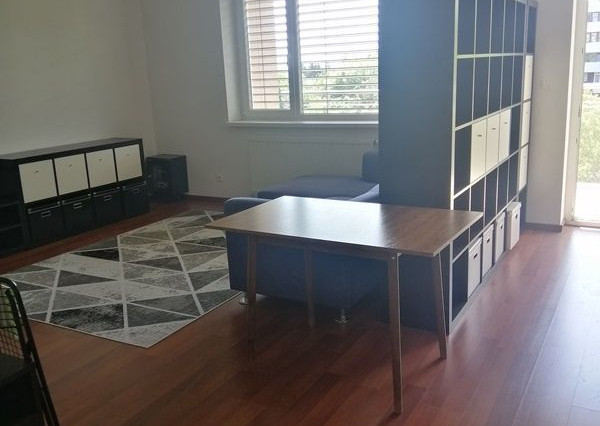 Prenájom slnečného 2 - izb. bytu s terasou a s 2 parkov. miestami na Klenovej ul.