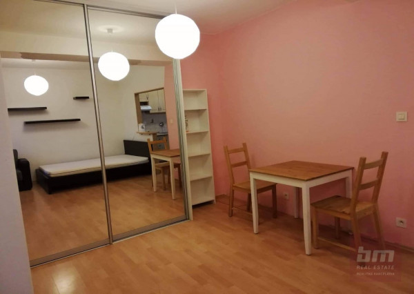 Predaj - pekná garzónka s lodžiou