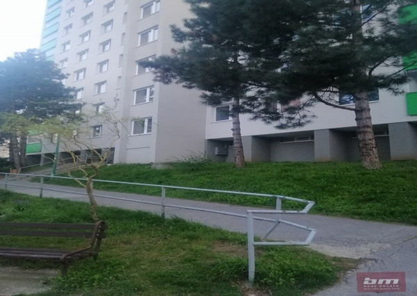 Predaj dvojgarsónky v Dúbravke pod lesom na Hanulovej ul.