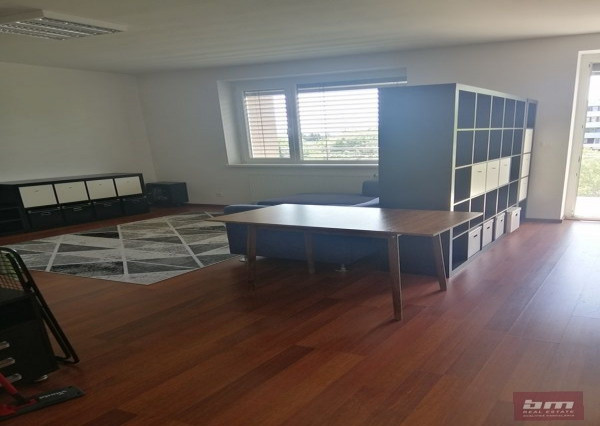 Prenájom slnečného 2 - izb. bytu s terasou a s 2 parkov. miestami na Klenovej ul.